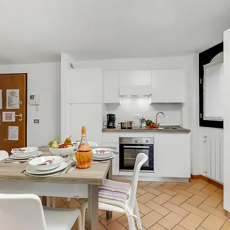 Luminose House With Shared Pool Appartamento Gardone Riviera