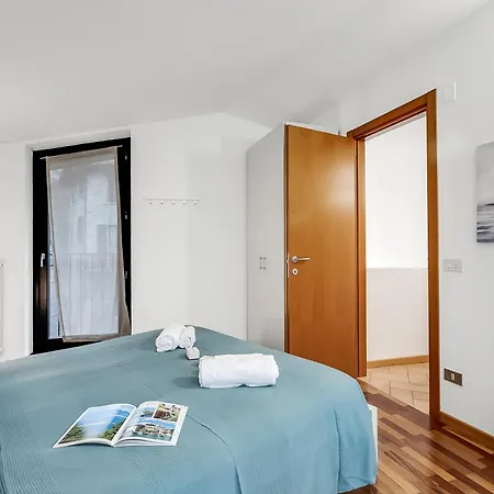 Luminose House With Shared Pool Gardone Riviera