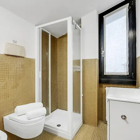 Luminose House With Shared Pool Appartamento Gardone Riviera