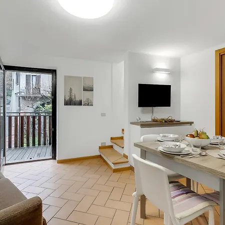 Luminose House With Shared Pool *