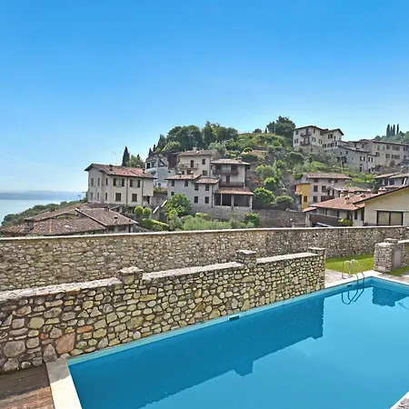 Luminose House With Shared Pool Gardone Riviera