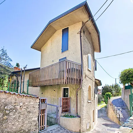 Apartment Magnolia House With Shared Pool Gardone Riviera